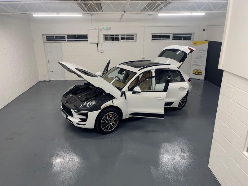 PORSCHE MACAN