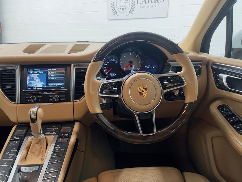 PORSCHE MACAN